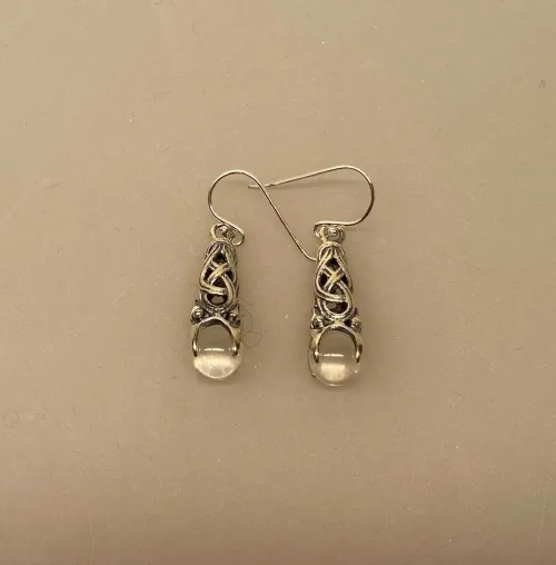 Vikinge Ørehængere i sølv med flet og Gotlandsk krystal, sølv, sterling, ægte, bjergkrystal, sølvøreringe, sølv ørenringe, ørehængere, keltisk, flet, fletværk, knude, evighed, uendelighed, infinity, vikinger, vikingesmykker, vikinge ørehængere, vikingeøreringe, museums, museumssmykekr, museumskopi, kopi, kopismykker, vikingekopi, fund, oldtids, ribe, biti, originale