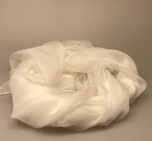 Silkechiffon 1163 XL - Hvidt, 1163-00, hvidt, tørklæde, silketørklæde, silke, ren silke, 100% silke, stola, bolero, sjal, konfirmation, konfirmationstøj, konfirmationstilbehør, kor, luksus, lækkert, smukt, biti, ribe, håndrullede kanter, let, tyndt, fint, elegant,