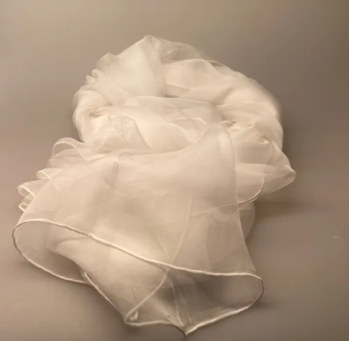 Silkechiffon 1163 XL - Hvidt, 1163-00, hvidt, tørklæde, silketørklæde, silke, ren silke, 100% silke, stola, bolero, sjal, konfirmation, konfirmationstøj, konfirmationstilbehør, kor, luksus, lækkert, smukt, biti, ribe, håndrullede kanter, let, tyndt, fint, elegant,