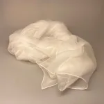 Silkechiffon 1163 XL - Hvidt, 1163-00, hvidt, tørklæde, silketørklæde, silke, ren silke, 100% silke, stola, bolero, sjal, konfirmation, konfirmationstøj, konfirmationstilbehør, kor, luksus, lækkert, smukt, biti, ribe, håndrullede kanter, let, tyndt, fint, elegant,