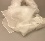Silkechiffon 1163 XL - Hvidt, 1163-00, hvidt, tørklæde, silketørklæde, silke, ren silke, 100% silke, stola, bolero, sjal, konfirmation, konfirmationstøj, konfirmationstilbehør, kor, luksus, lækkert, smukt, biti, ribe, håndrullede kanter, let, tyndt, fint, elegant,