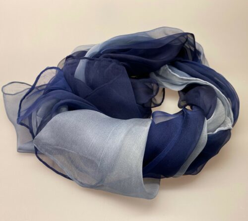 Silkechiffon 1163 XL - Marineblå/lyseblå, 1163-44, jeansblå, denimblå, gråblå, mørkeblå, navyblå, marine blå, blå farver, tyndt, stort, lækkert, luksuriøst, flot, eksklusivt, stola, sjal, tørklæde, silketørklæde, ren silke, silkesjal, silkestola, biti, ribe
