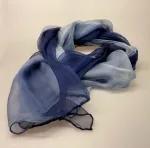 Silkechiffon 1163 XL - Marineblå/lyseblå, 1163-44, jeansblå, denimblå, gråblå, mørkeblå, navyblå, marine blå, blå farver, tyndt, stort, lækkert, luksuriøst, flot, eksklusivt, stola, sjal, tørklæde, silketørklæde, ren silke, silkesjal, silkestola, biti, ribe