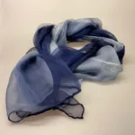 Silkechiffon 1163 XL - Marineblå/lyseblå, 1163-44, jeansblå, denimblå, gråblå, mørkeblå, navyblå, marine blå, blå farver, tyndt, stort, lækkert, luksuriøst, flot, eksklusivt, stola, sjal, tørklæde, silketørklæde, ren silke, silkesjal, silkestola, biti, ribe
