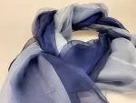 Silkechiffon 1163 XL - Marineblå/lyseblå, 1163-44, jeansblå, denimblå, gråblå, mørkeblå, navyblå, marine blå, blå farver, tyndt, stort, lækkert, luksuriøst, flot, eksklusivt, stola, sjal, tørklæde, silketørklæde, ren silke, silkesjal, silkestola, biti, ribe