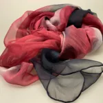 Silkechiffon 1163 XL - Marineblå/lyng/rosa, 1163-249, marineblå, navy, mørkeblå, lyngfarvet, lilla, lynglilla, rosa, silke, ren silke, silketørklæde, silkechiffon, let, stort, volumen, sjal, stola, fest, festtøj, elegant, kvalitet, flot, kor, gave, gaveide, rund fødselsdag, biti, ribe