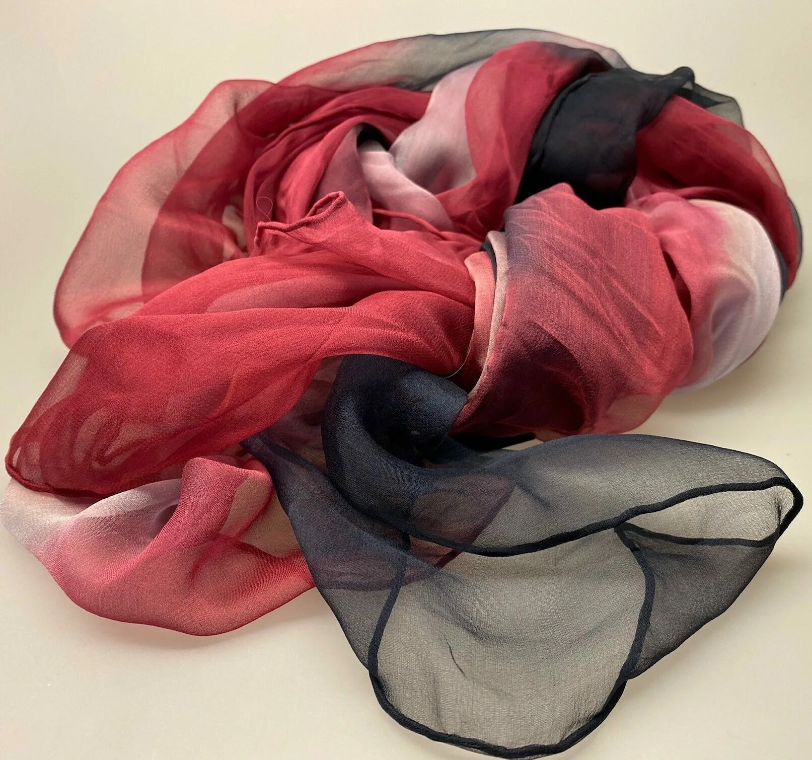 Silkechiffon 1163 XL - Marineblå/lyng/rosa, 1163-249, marineblå, navy, mørkeblå, lyngfarvet, lilla, lynglilla, rosa, silke, ren silke, silketørklæde, silkechiffon, let, stort, volumen, sjal, stola, fest, festtøj, elegant, kvalitet, flot, kor, gave, gaveide, rund fødselsdag, biti, ribe Silkechiffon 1163 XL - Marineblå/lyng/rosa, 1163-249, marineblå, navy, mørkeblå, lyngfarvet, lilla, lynglilla, rosa, silke, ren silke, silketørklæde, silkechiffon, let, stort, volumen, sjal, stola, fest, festtøj, elegant, kvalitet, flot, kor, gave, gaveide, rund fødselsdag, biti, ribe