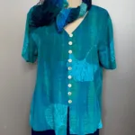 Batik bluse130 - Gingko turkis , turkis, tyrkis, sommerbluse, skjorte, skjortebluse, forårsbluse, bluse, dame, fest, festtøj, festbluse, blå, grøn, natur, naturmateriale, vaskbar, åndbar, økologisk, kunsthåndværk, tryk, batik, batikfarvet, batiktryk, figursyet, slank, kort, korte ærmer, bolero, biti, ribe, store størrelser, store piger, stor barm, kvalitet, lækker, flot, smuk, håndmalet, gingko biloba, gingo