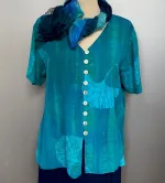 Batik bluse130 - Gingko turkis , turkis, tyrkis, sommerbluse, skjorte, skjortebluse, forårsbluse, bluse, dame, fest, festtøj, festbluse, blå, grøn, natur, naturmateriale, vaskbar, åndbar, økologisk, kunsthåndværk, tryk, batik, batikfarvet, batiktryk, figursyet, slank, kort, korte ærmer, bolero, biti, ribe, store størrelser, store piger, stor barm, kvalitet, lækker, flot, smuk, håndmalet, gingko biloba, gingo
