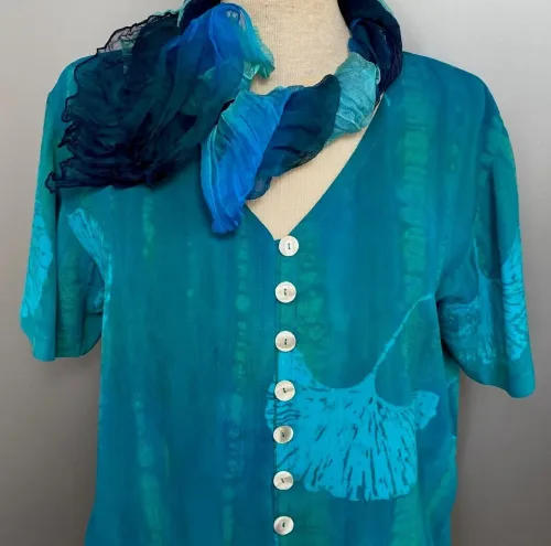 Batik bluse130 - Gingko turkis , turkis, tyrks, somemrbluse, skjorte, skjortebluse, forårsbluse, bluse, dame, fest, festtøj, festbluse, blå, grøn, natur, naturmateriale, vaskbar, åndbar, økologisk, kunsthåndværk, tryk, batik, batikfarvet, batiktryk, figursyet, slank, kort, korte ærmer, bolero, biti, ribe, store størrelser, store piger, stor barm, kvalitet, lækker, flot, smuk, håndmalet, gingko biloba, gingo