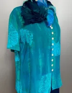 Batik bluse130 - Gingko turkis , turkis, tyrks, somemrbluse, skjorte, skjortebluse, forårsbluse, bluse, dame, fest, festtøj, festbluse, blå, grøn, natur, naturmateriale, vaskbar, åndbar, økologisk, kunsthåndværk, tryk, batik, batikfarvet, batiktryk, figursyet, slank, kort, korte ærmer, bolero, biti, ribe, store størrelser, store piger, stor barm, kvalitet, lækker, flot, smuk, håndmalet, gingko biloba, gingo