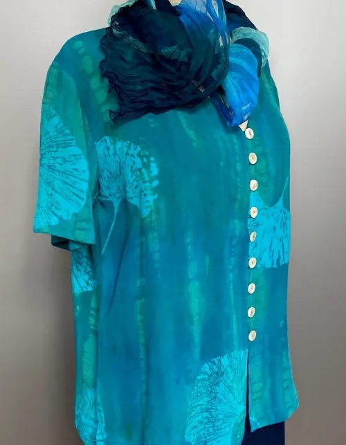 Batik bluse130 - Gingko turkis , turkis, tyrks, somemrbluse, skjorte, skjortebluse, forårsbluse, bluse, dame, fest, festtøj, festbluse, blå, grøn, natur, naturmateriale, vaskbar, åndbar, økologisk, kunsthåndværk, tryk, batik, batikfarvet, batiktryk, figursyet, slank, kort, korte ærmer, bolero, biti, ribe, store størrelser, store piger, stor barm, kvalitet, lækker, flot, smuk, håndmalet, gingko biloba, gingo