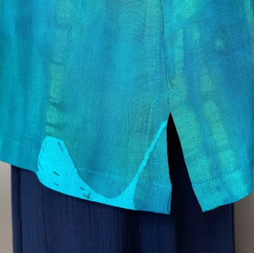 Batik bluse130 - Gingko turkis , turkis, tyrks, somemrbluse, skjorte, skjortebluse, forårsbluse, bluse, dame, fest, festtøj, festbluse, blå, grøn, natur, naturmateriale, vaskbar, åndbar, økologisk, kunsthåndværk, tryk, batik, batikfarvet, batiktryk, figursyet, slank, kort, korte ærmer, bolero, biti, ribe, store størrelser, store piger, stor barm, kvalitet, lækker, flot, smuk, håndmalet, gingko biloba, gingo