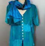 Batik bluse130 - Gingko turkis , turkis, tyrks, somemrbluse, skjorte, skjortebluse, forårsbluse, bluse, dame, fest, festtøj, festbluse, blå, grøn, natur, naturmateriale, vaskbar, åndbar, økologisk, kunsthåndværk, tryk, batik, batikfarvet, batiktryk, figursyet, slank, kort, korte ærmer, bolero, biti, ribe, store størrelser, store piger, stor barm, kvalitet, lækker, flot, smuk, håndmalet, gingko biloba, gingo