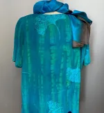 Batik bluse130 - Gingko turkis , turkis, tyrks, somemrbluse, skjorte, skjortebluse, forårsbluse, bluse, dame, fest, festtøj, festbluse, blå, grøn, natur, naturmateriale, vaskbar, åndbar, økologisk, kunsthåndværk, tryk, batik, batikfarvet, batiktryk, figursyet, slank, kort, korte ærmer, bolero, biti, ribe, store størrelser, store piger, stor barm, kvalitet, lækker, flot, smuk, håndmalet, gingko biloba, gingo