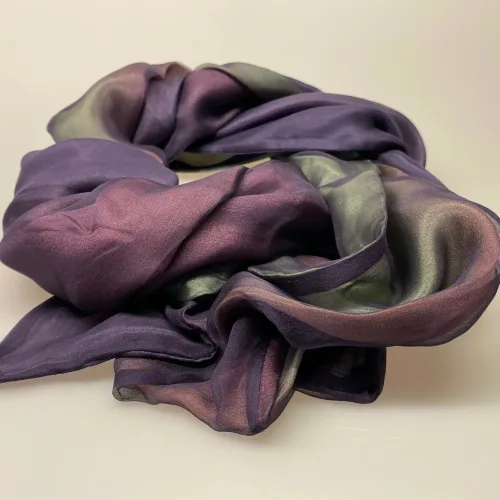 Tørklæde 7627 - 3 lag silke Lilla/grøn, 7627-57, , Tørklæde 7627 - 3 lag silke , petroleumsgrøn, blommefarvet, silke, ren silke, 100% silke, tredobbelt, tre-lags, ægte, luksus, kvalitet, eksklusivt, smukt, klassisk, fest, festtøj, stola, silketørklæde, tørklæde, af silke, biti, ribe, kor