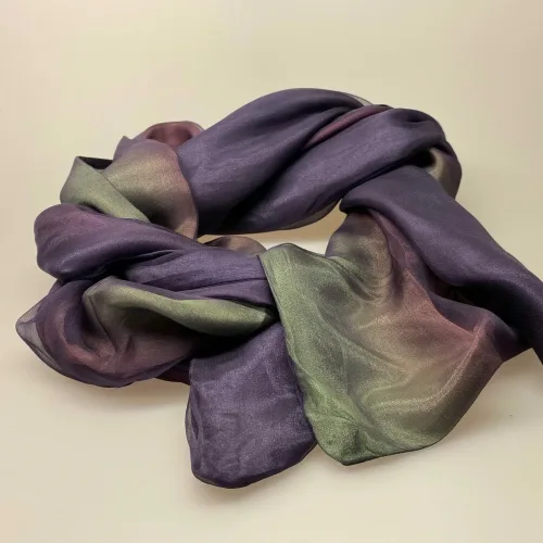 Tørklæde 7627 - 3 lag silke Lilla/grøn, 7627-57, , Tørklæde 7627 - 3 lag silke , petroleumsgrøn, blommefarvet, silke, ren silke, 100% silke, tredobbelt, tre-lags, ægte, luksus, kvalitet, eksklusivt, smukt, klassisk, fest, festtøj, stola, silketørklæde, tørklæde, af silke, biti, ribe, kor