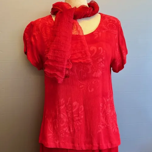Batik Bluse Taro Kortærmet - Krummelurer Rød , kortærmet, med korte ærmer, crinkle, strygefri, natur, naturmaterialer, åndbar, smart, speciel, rød, postkasserød, klar rød, kort, sommerbluse, sommertop, forårsbluse, figursyet, små størrelser, frisk, smart, chic, kvalitet, holdbar, batik, batikfarvet, batiktryk, biti, ribe, diva