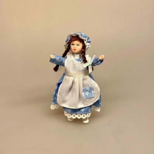 Lille pige Laura, kyse, mamelukker, 1:12, Lille dukke, Lille pige, dukkehusdukke, dukkehusdukker, dukke, dukkepige, pigedukke, ting til dukkehuset, dukkehusting, dukketing, miniature, miniaturer, små ting, sættekassen, sættekasseting, biti, ribe