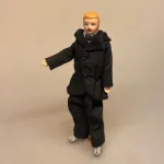 Dukke Mand i Sort Jakkesæt, Dukke Doktor Læge, dukkehus, dukkehusdukke, læge, doktor, mediciner, retsmediciner, lære, skolelærer, forsker, fotograf, gom, til dukkehuset, dukkehus størrelse, 1:12, symbolsk, gave, tale, sjov, afskedsgave, pension, efterløn, otium
