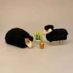 Får - træ og uld - lille sort, Får - træ og uld - mellem Sort liggende , uldfår, får, lam, marsklam, påskelam, vadehavslam, vadehavet, nationalpark, ribe, fårefigur, pyntefår, til pynt, moderne, påskepynt, ting med får, ting med lam, påske, dekoration, nordisk, stil, natur, fåreuld, træ, biti, ribe, kunsthåndværk, dansk, danmark,