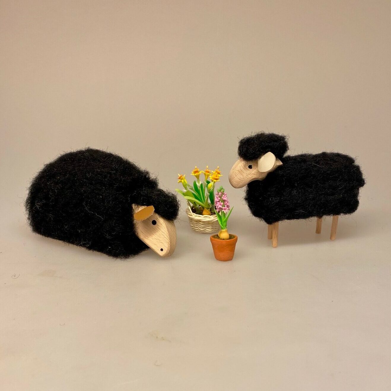 Får - træ og uld - lille sort, Får - træ og uld - mellem Sort liggende , uldfår, får, lam, marsklam, påskelam, vadehavslam, vadehavet, nationalpark, ribe, fårefigur, pyntefår, til pynt, moderne, påskepynt, ting med får, ting med lam, påske, dekoration, nordisk, stil, natur, fåreuld, træ, biti, ribe, kunsthåndværk, dansk, danmark,