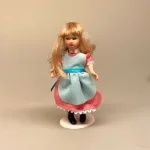 Dukke Lille Pige Alice, Lille pige Alice, dukkehusdukke, dukkehusdukker, dukke, dukkepige, pigedukke, ting til dukkehuset, dukkehusting, dukketing, miniature, miniaturer, små ting, sættekassen, sættekasseting, biti, ribe