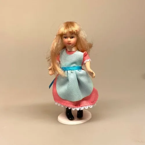 Dukke Lille Pige Alice, Lille pige Alice, dukkehusdukke, dukkehusdukker, dukke, dukkepige, pigedukke, ting til dukkehuset, dukkehusting, dukketing, miniature, miniaturer, små ting, sættekassen, sættekasseting, biti, ribe