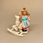 Dukke Lille Pige Alice, Lille pige Alice, dukkehusdukke, dukkehusdukker, dukke, dukkepige, pigedukke, ting til dukkehuset, dukkehusting, dukketing, miniature, miniaturer, små ting, sættekassen, sættekasseting, biti, ribe