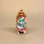 Dukke Lille Pige Alice, Lille pige Alice, dukkehusdukke, dukkehusdukker, dukke, dukkepige, pigedukke, ting til dukkehuset, dukkehusting, dukketing, miniature, miniaturer, små ting, sættekassen, sættekasseting, biti, ribe