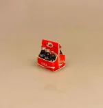 miniature Cola Flasker i kasse, miniature Cola Flaske, kasse, sodavandskasse, miniature Cola Dåse, cola, coca cola, coke, coladåse, dåsecola, sodavand, sodavandsdåse, dåsesodavand, mini, miniature, micro, dukkehus, dukkehusting, dukkehustilbehør, sangskjuler, gavekort, ide, symbolsk, colaelsker, afhængig, cola addict, cola lover, biti, ribe