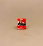 miniature Cola Flasker i kasse, miniature Cola Flaske, kasse, sodavandskasse, miniature Cola Dåse, cola, coca cola, coke, coladåse, dåsecola, sodavand, sodavandsdåse, dåsesodavand, mini, miniature, micro, dukkehus, dukkehusting, dukkehustilbehør, sangskjuler, gavekort, ide, symbolsk, colaelsker, afhængig, cola addict, cola lover, biti, ribe