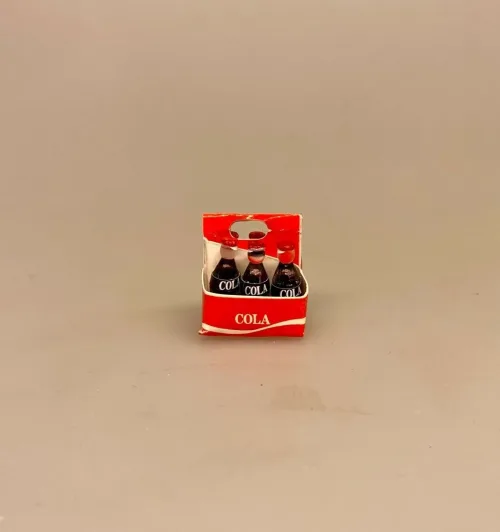 miniature Cola Flasker i kasse, miniature Cola Flaske, kasse, sodavandskasse, miniature Cola Dåse, cola, coca cola, coke, coladåse, dåsecola, sodavand, sodavandsdåse, dåsesodavand, mini, miniature, micro, dukkehus, dukkehusting, dukkehustilbehør, sangskjuler, gavekort, ide, symbolsk, colaelsker, afhængig, cola addict, cola lover, biti, ribe