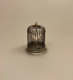 Miniature Fuglebur med fugl, Miniature Fuglebur med fugl, bur, kanariefugl, undulat, fuglebur, pipfugl, 1:12, dukkehus, dukkehusting, dukkehustilbehør, ting til, dukkehuset, miniaturer, miniature, sætterkasse, sættekasse, sangskjuler, symbolik, kæledyr, biti, ribe