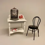 Miniature Fuglebur med fugl, Miniature Fuglebur med fugl, bur, kanariefugl, undulat, fuglebur, pipfugl, 1:12, dukkehus, dukkehusting, dukkehustilbehør, ting til, dukkehuset, miniaturer, miniature, sætterkasse, sættekasse, sangskjuler, symbolik, kæledyr, biti, ribe