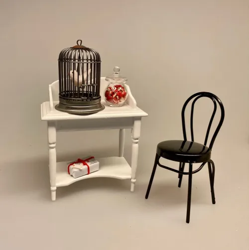 Miniature Fuglebur med fugl, Miniature Fuglebur med fugl, bur, kanariefugl, undulat, fuglebur, pipfugl, 1:12, dukkehus, dukkehusting, dukkehustilbehør, ting til, dukkehuset, miniaturer, miniature, sætterkasse, sættekasse, sangskjuler, symbolik, kæledyr, biti, ribe
