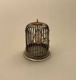 Miniature Fuglebur med fugl, Miniature Fuglebur med fugl, bur, kanariefugl, undulat, fuglebur, pipfugl, 1:12, dukkehus, dukkehusting, dukkehustilbehør, ting til, dukkehuset, miniaturer, miniature, sætterkasse, sættekasse, sangskjuler, symbolik, kæledyr, biti, ribe