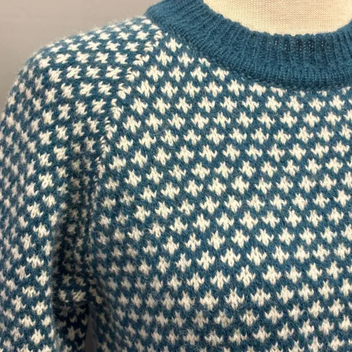 2026, 238/201, Sirri Færø Pullover - Liljemønster Kort Petrol , færøsk, færøstrik, færøerne, uldstrik, uld, ren uld, pullover, sweater, striktrøje, trøje, raglan ærmer, raglanærmer, moderne, hipster, petroleum, turkis, grøn, klassisk, lækker, kvalitet, billig, flot, strik, ulden, uld, biti, ribe, vadehavet, nationalpark,