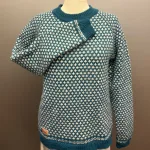 2026, 238/201, Sirri Færø Pullover - Liljemønster Kort Petrol , færøsk, færøstrik, færøerne, uldstrik, uld, ren uld, pullover, sweater, striktrøje, trøje, raglan ærmer, raglanærmer, moderne, hipster, petroleum, turkis, grøn, klassisk, lækker, kvalitet, billig, flot, strik, ulden, uld, biti, ribe, vadehavet, nationalpark,