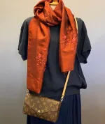 Tørklæde dobbelt thaisilke med broderi - Bordeux, brunt, rustfarvet, varm farve, Tørklæde dobbelt thaisilke med broderi - Beige, , håndbroderet, blomster, broderi, dobbelt, thaisilke, fed silke, ren silke, eksklusivt, elegant, stola, fest, festtilbehør, sjal, lækkert, kvalitet, limited edition, unika, begrænset oplag, neutralt, flot, luksus, gaveide, tilbud, value for money, mærkevarer, biti, ribe, vadehavet, nationalpark, louis vuitton felice,