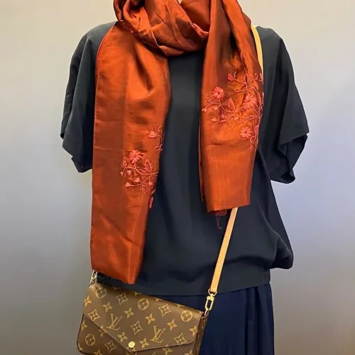 Tørklæde dobbelt thaisilke med broderi - Bordeux, brunt, rustfarvet, varm farve, Tørklæde dobbelt thaisilke med broderi - Beige, , håndbroderet, blomster, broderi, dobbelt, thaisilke, fed silke, ren silke, eksklusivt, elegant, stola, fest, festtilbehør, sjal, lækkert, kvalitet, limited edition, unika, begrænset oplag, neutralt, flot, luksus, gaveide, tilbud, value for money, mærkevarer, biti, ribe, vadehavet, nationalpark, louis vuitton felice,
