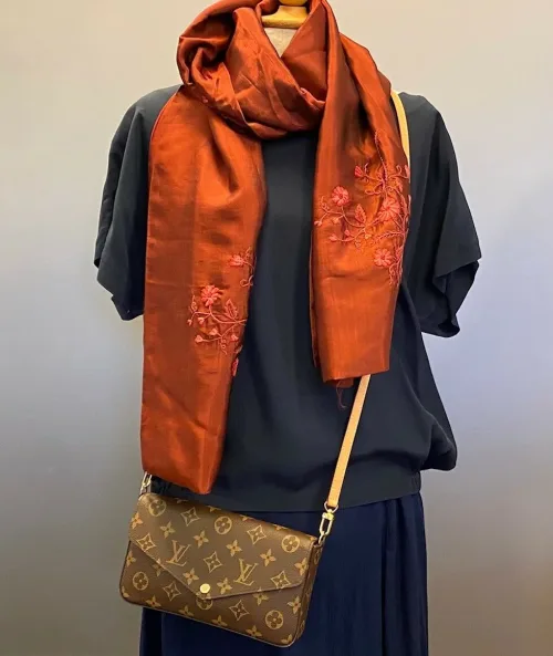 Tørklæde dobbelt thaisilke med broderi - Bordeux, brunt, rustfarvet, varm farve, Tørklæde dobbelt thaisilke med broderi - Beige, , håndbroderet, blomster, broderi, dobbelt, thaisilke, fed silke, ren silke, eksklusivt, elegant, stola, fest, festtilbehør, sjal, lækkert, kvalitet, limited edition, unika, begrænset oplag, neutralt, flot, luksus, gaveide, tilbud, value for money, mærkevarer, biti, ribe, vadehavet, nationalpark, louis vuitton felice,