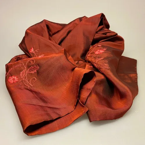 Tørklæde dobbelt thaisilke med broderi - Bordeux, brunt, rustfarvet, varm farve, Tørklæde dobbelt thaisilke med broderi - Beige, , håndbroderet, blomster, broderi, dobbelt, thaisilke, fed silke, ren silke, eksklusivt, elegant, stola, fest, festtilbehør, sjal, lækkert, kvalitet, limited edition, unika, begrænset oplag, neutralt, flot, luksus, gaveide, tilbud, value for money, mærkevarer, biti, ribe, vadehavet, nationalpark, louis vuitton felice,