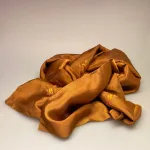Tørklæde dobbelt thaisilke med broderi - Gyldent, karamelfarvet, camel, gyldenbrunt, okkerbrun, Tørklæde dobbelt thaisilke med broderi, håndbroderet, blomster, broderi, dobbelt, thaisilke, fed silke, ren silke, eksklusivt, elegant, stola, fest, festtilbehør, sjal, lækkert, kvalitet, limited edition, unika, begrænset oplag, neutralt, flot, luksus, gaveide, tilbud, value for money, mærkevarer, biti, ribe, vadehavet, nationalpark, louis vuitton felice,