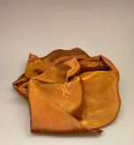 Tørklæde dobbelt thaisilke med broderi - Gyldent, karamelfarvet, camel, gyldenbrunt, okkerbrun, Tørklæde dobbelt thaisilke med broderi, håndbroderet, blomster, broderi, dobbelt, thaisilke, fed silke, ren silke, eksklusivt, elegant, stola, fest, festtilbehør, sjal, lækkert, kvalitet, limited edition, unika, begrænset oplag, neutralt, flot, luksus, gaveide, tilbud, value for money, mærkevarer, biti, ribe, vadehavet, nationalpark, louis vuitton felice,