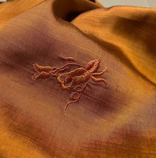 Tørklæde dobbelt thaisilke med broderi - Gyldent, karamelfarvet, camel, gyldenbrunt, okkerbrun, Tørklæde dobbelt thaisilke med broderi, håndbroderet, blomster, broderi, dobbelt, thaisilke, fed silke, ren silke, eksklusivt, elegant, stola, fest, festtilbehør, sjal, lækkert, kvalitet, limited edition, unika, begrænset oplag, neutralt, flot, luksus, gaveide, tilbud, value for money, mærkevarer, biti, ribe, vadehavet, nationalpark, louis vuitton felice,