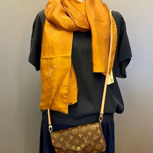 Tørklæde dobbelt thaisilke med broderi - Gyldent, karamelfarvet, camel, gyldenbrunt, okkerbrun, Tørklæde dobbelt thaisilke med broderi, håndbroderet, blomster, broderi, dobbelt, thaisilke, fed silke, ren silke, eksklusivt, elegant, stola, fest, festtilbehør, sjal, lækkert, kvalitet, limited edition, unika, begrænset oplag, neutralt, flot, luksus, gaveide, tilbud, value for money, mærkevarer, biti, ribe, vadehavet, nationalpark, louis vuitton felice,