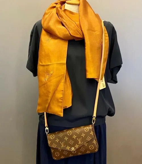 Tørklæde dobbelt thaisilke med broderi - Gyldent, karamelfarvet, camel, gyldenbrunt, okkerbrun, Tørklæde dobbelt thaisilke med broderi, håndbroderet, blomster, broderi, dobbelt, thaisilke, fed silke, ren silke, eksklusivt, elegant, stola, fest, festtilbehør, sjal, lækkert, kvalitet, limited edition, unika, begrænset oplag, neutralt, flot, luksus, gaveide, tilbud, value for money, mærkevarer, biti, ribe, vadehavet, nationalpark, louis vuitton felice,
