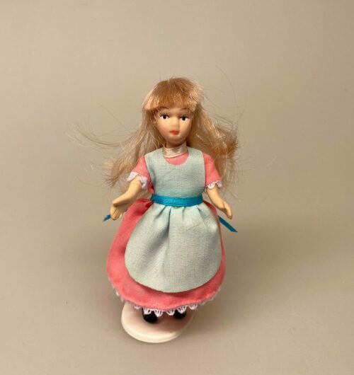 Lille pige Alice, dukkehusdukke, dukkehusdukker, dukke, dukkepige, pigedukke, ting til dukkehuset, dukkehusting, dukketing, miniature, miniaturer, små ting, sættekassen, sættekasseting, biti, ribe