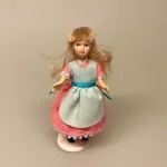 Dukke Lille Pige Alice, Lille pige Alice, dukkehusdukke, dukkehusdukker, dukke, dukkepige, pigedukke, ting til dukkehuset, dukkehusting, dukketing, miniature, miniaturer, små ting, sættekassen, sættekasseting, biti, ribe